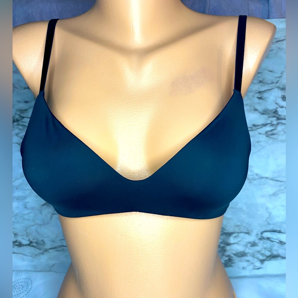 Victoria’s Secret T-shirt Lightly Lined Wireless Bra size 32A
